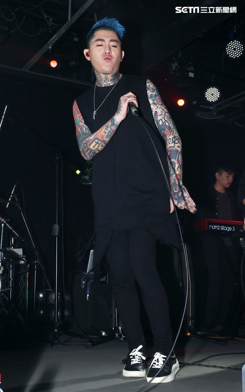 謝和弦在「THE WALL」開唱，舉辦「2203回來到」演唱會，近距離與粉絲對唱嗨翻了。（記者邱榮吉/攝影）