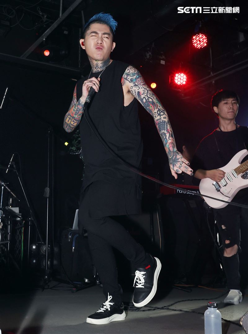 謝和弦在「THE WALL」開唱，舉辦「2203回來到」演唱會，近距離與粉絲對唱嗨翻了。（記者邱榮吉/攝影）