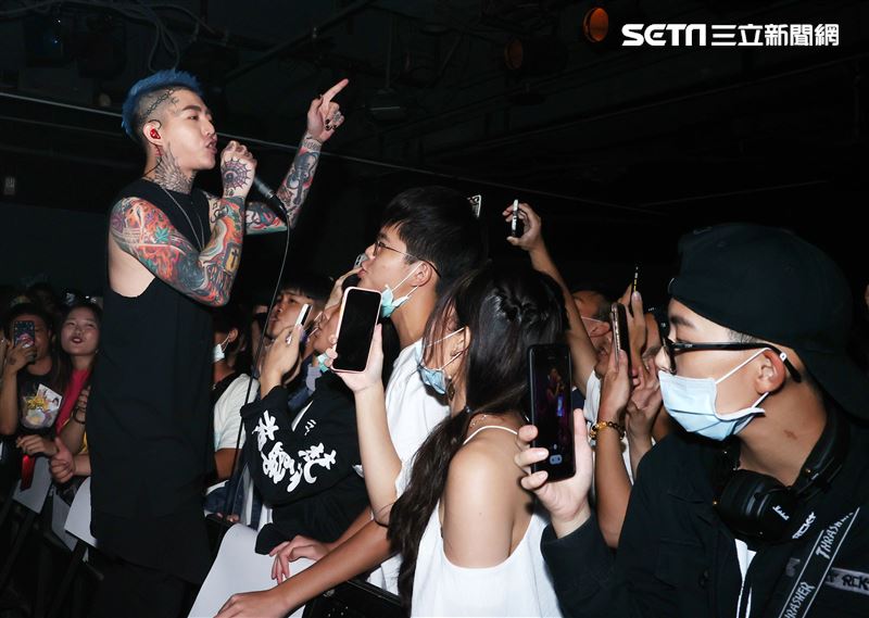 謝和弦在「THE WALL」開唱，舉辦「2203回來到」演唱會，近距離與粉絲對唱嗨翻了。（記者邱榮吉/攝影）