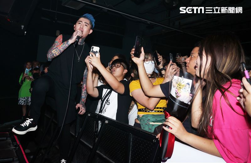 謝和弦在「THE WALL」開唱，舉辦「2203回來到」演唱會，近距離與粉絲對唱嗨翻了。（記者邱榮吉/攝影）