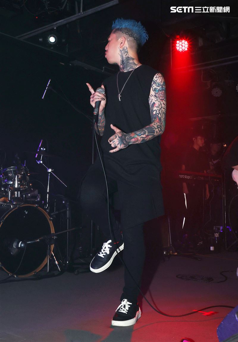 謝和弦在「THE WALL」開唱，舉辦「2203回來到」演唱會，近距離與粉絲對唱嗨翻了。（記者邱榮吉/攝影）