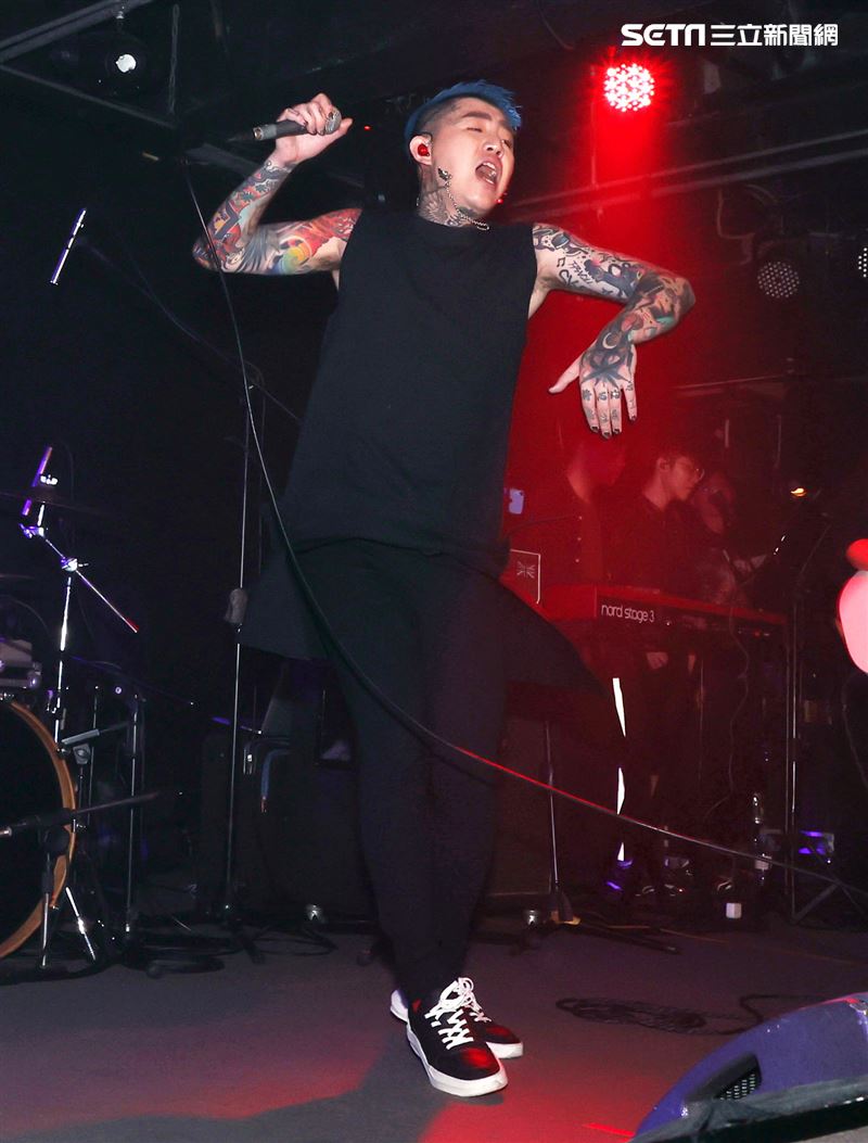 謝和弦在「THE WALL」開唱，舉辦「2203回來到」演唱會，近距離與粉絲對唱嗨翻了。（記者邱榮吉/攝影）