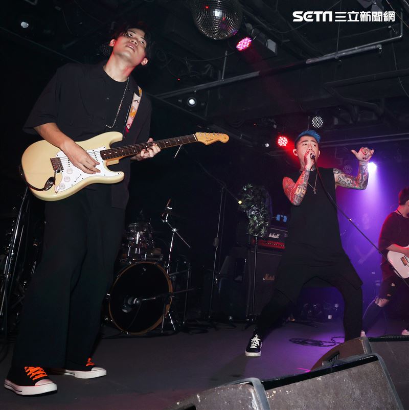 謝和弦在「THE WALL」開唱，舉辦「2203回來到」演唱會，近距離與粉絲對唱嗨翻了。（記者邱榮吉/攝影）