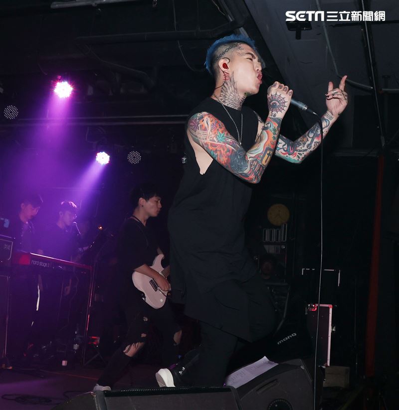 謝和弦在「THE WALL」開唱，舉辦「2203回來到」演唱會，近距離與粉絲對唱嗨翻了。（記者邱榮吉/攝影）