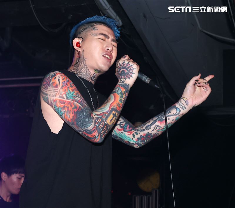 謝和弦在「THE WALL」開唱，舉辦「2203回來到」演唱會，近距離與粉絲對唱嗨翻了。（記者邱榮吉/攝影）