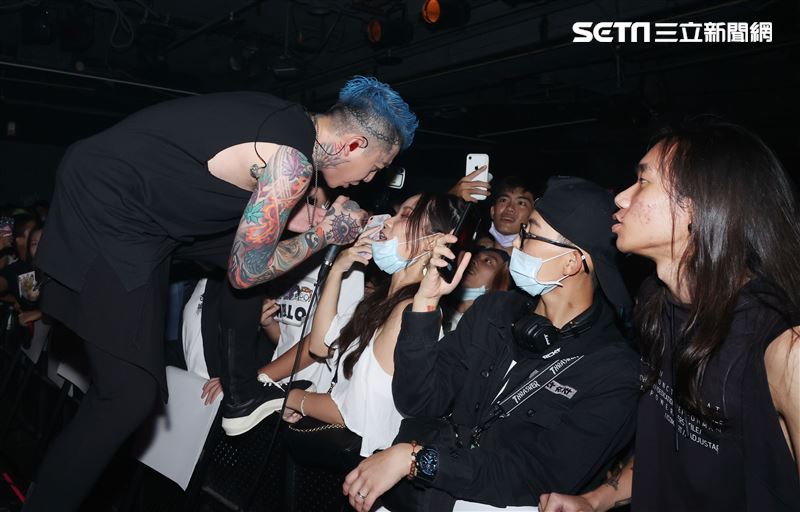 謝和弦在「THE WALL」開唱，舉辦「2203回來到」演唱會，近距離與粉絲對唱嗨翻了。（記者邱榮吉/攝影）