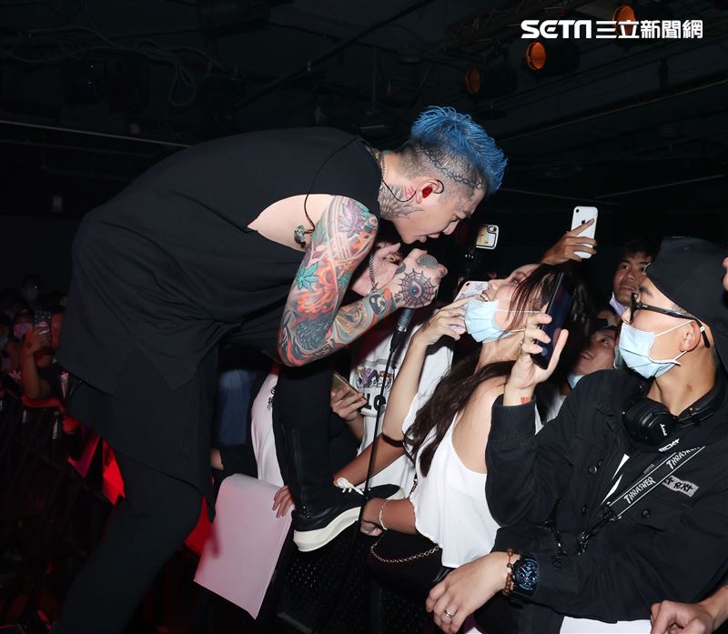 謝和弦在「THE WALL」開唱，舉辦「2203回來到」演唱會，近距離與粉絲對唱嗨翻了。（記者邱榮吉/攝影）