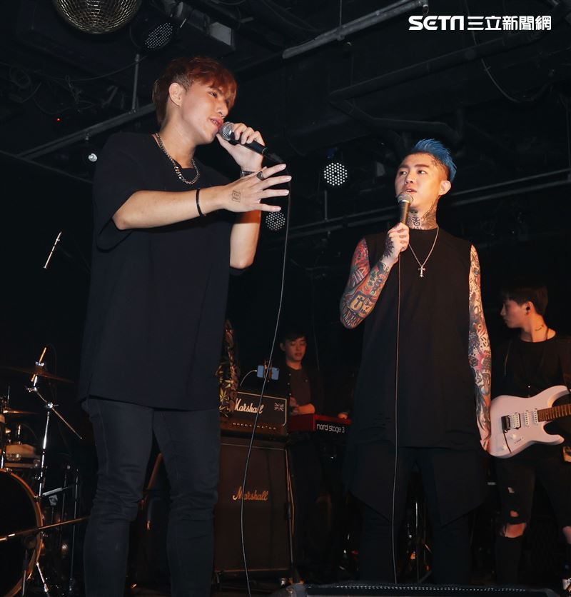 謝和弦在「THE WALL」開唱，舉辦「2203回來到」演唱會，近距離與粉絲對唱嗨翻了。（記者邱榮吉/攝影）