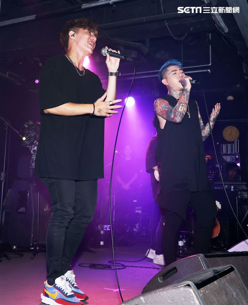 謝和弦在「THE WALL」開唱，舉辦「2203回來到」演唱會，近距離與粉絲對唱嗨翻了。（記者邱榮吉/攝影）