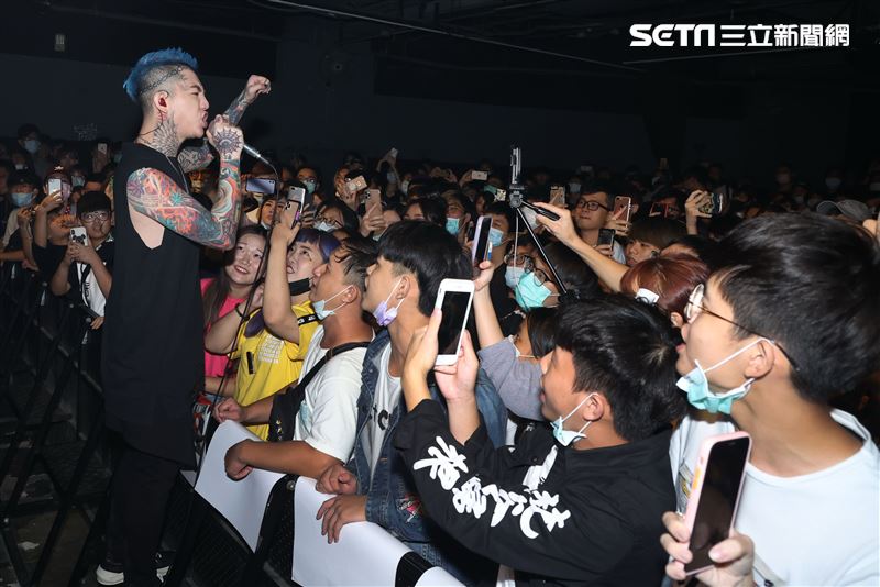 謝和弦在「THE WALL」開唱，舉辦「2203回來到」演唱會，近距離與粉絲對唱嗨翻了。（記者邱榮吉/攝影）