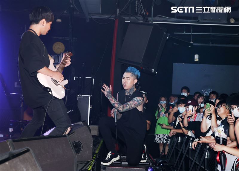 謝和弦在「THE WALL」開唱，舉辦「2203回來到」演唱會，近距離與粉絲對唱嗨翻了。（記者邱榮吉/攝影）