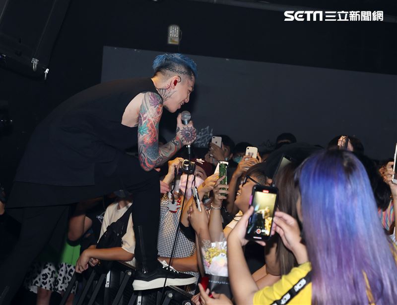 謝和弦在「THE WALL」開唱，舉辦「2203回來到」演唱會，近距離與粉絲對唱嗨翻了。（記者邱榮吉/攝影）