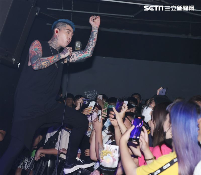 謝和弦在「THE WALL」開唱，舉辦「2203回來到」演唱會，近距離與粉絲對唱嗨翻了。（記者邱榮吉/攝影）