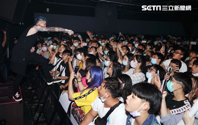 謝和弦在「THE WALL」開唱，舉辦「2203回來到」演唱會，近距離與粉絲對唱嗨翻了。（記者邱榮吉/攝影）