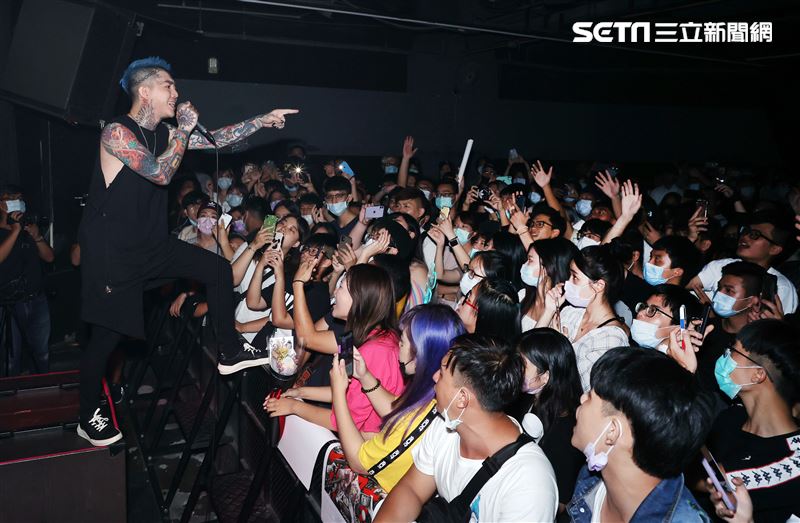 謝和弦在「THE WALL」開唱，舉辦「2203回來到」演唱會，近距離與粉絲對唱嗨翻了。（記者邱榮吉/攝影）