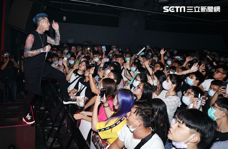 謝和弦在「THE WALL」開唱，舉辦「2203回來到」演唱會，近距離與粉絲對唱嗨翻了。（記者邱榮吉/攝影）