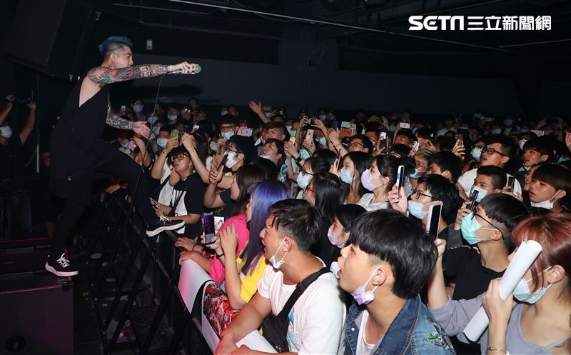 謝和弦在「THE WALL」開唱，舉辦「2203回來到」演唱會，近距離與粉絲對唱嗨翻了。（記者邱榮吉/攝影）