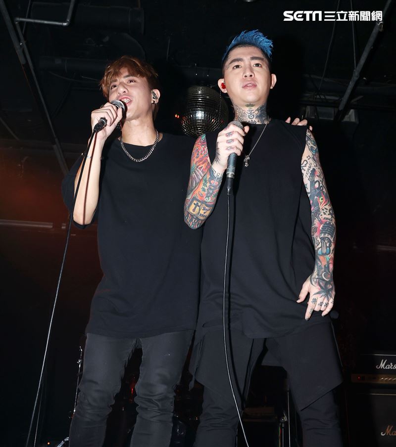 謝和弦在「THE WALL」開唱，舉辦「2203回來到」演唱會，近距離與粉絲對唱嗨翻了。（記者邱榮吉/攝影）