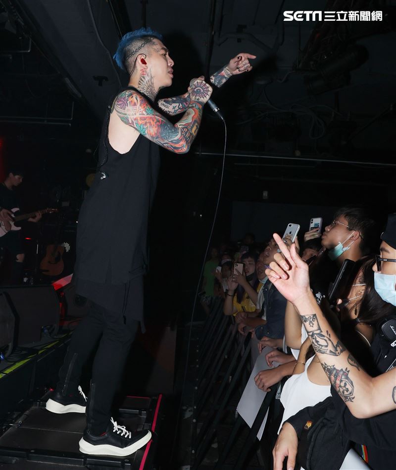 謝和弦在「THE WALL」開唱，舉辦「2203回來到」演唱會，近距離與粉絲對唱嗨翻了。（記者邱榮吉/攝影）