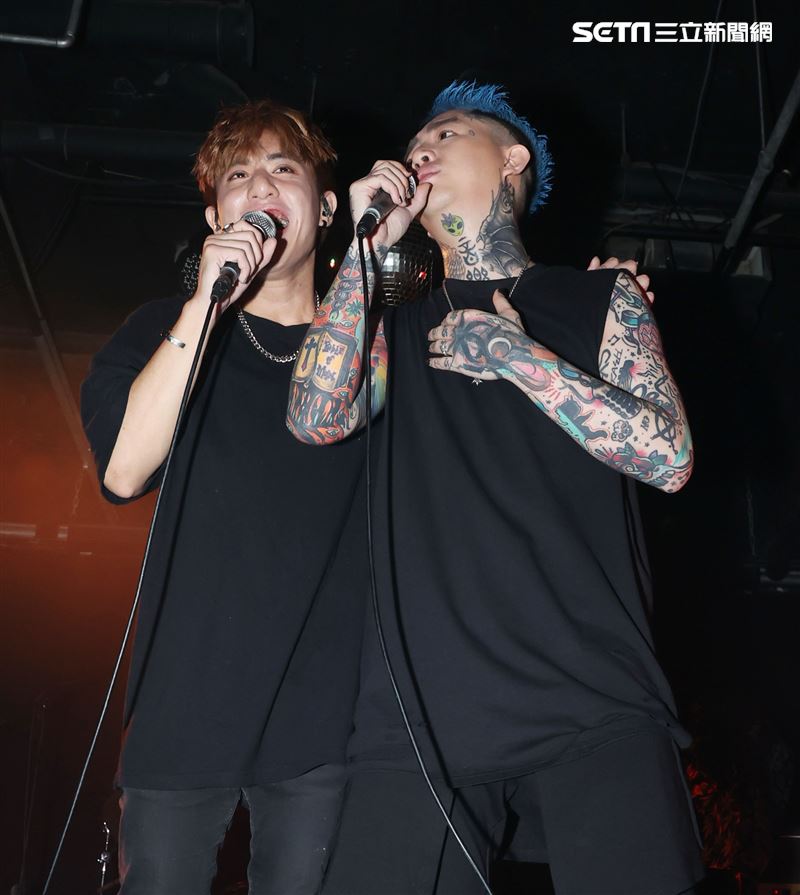 謝和弦在「THE WALL」開唱，舉辦「2203回來到」演唱會，近距離與粉絲對唱嗨翻了。（記者邱榮吉/攝影）