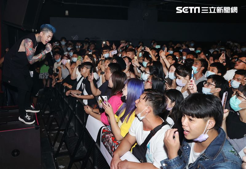 謝和弦在「THE WALL」開唱，舉辦「2203回來到」演唱會，近距離與粉絲對唱嗨翻了。（記者邱榮吉/攝影）