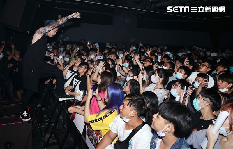 謝和弦在「THE WALL」開唱，舉辦「2203回來到」演唱會，近距離與粉絲對唱嗨翻了。（記者邱榮吉/攝影）