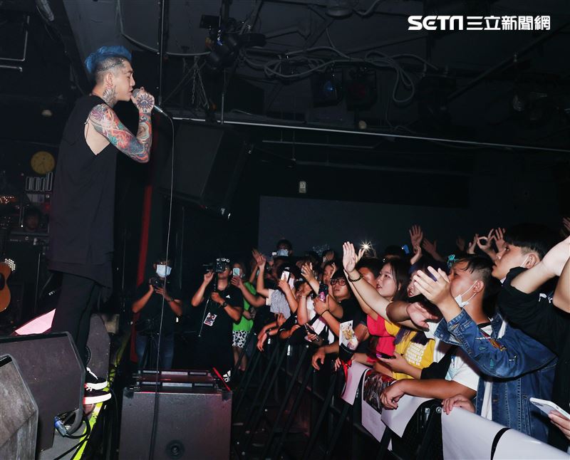 謝和弦在「THE WALL」開唱，舉辦「2203回來到」演唱會，近距離與粉絲對唱嗨翻了。（記者邱榮吉/攝影）