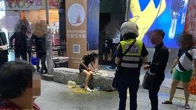 信義威秀,夜店,台北市,潑糞,不提告,(圖／翻攝自爆料公社）