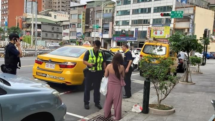 ㄎㄧㄤ ！女搭小黃吸笑氣⋯見警續吸