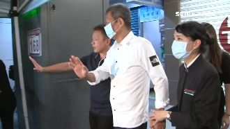 小鬼父憔悴　首打破沉默鞠躬吐3字