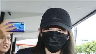 1樓緊盯小鬼遺照　李千那背影惹心疼