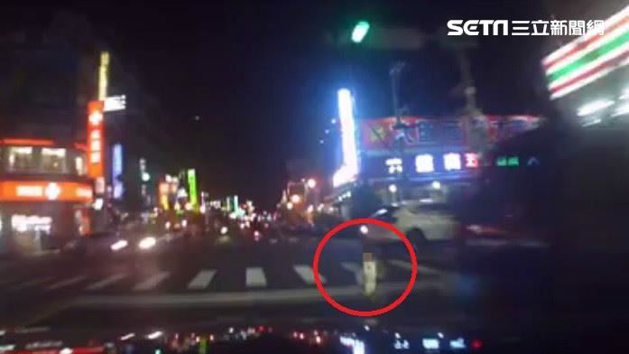 家長呢？童闖紅燈過馬路　3車撞一團