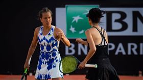 ▲謝淑薇（右）和捷克搭檔史翠可娃（Barbora Strycova）闖進羅馬網女雙決賽。（圖／翻攝自WTA推特）