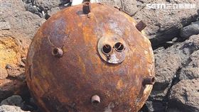 ▲澎湖發現疑似水雷的金屬圓球（圖／民眾劉榮旗提供）