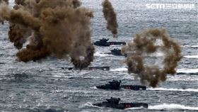 國軍「漢光33號」演習，三軍聯合反登陸作戰操演（25）日於澎湖登場，聯合兵、火力、區分空中應援、泊地攻擊、反舟波射擊、坐灘現火殲及防護射擊，以遂行反登陸作戰操演。（記者邱榮吉/攝影）