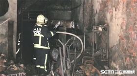 東海氣爆突冒煙，消防重返現場搶救／翻攝畫面