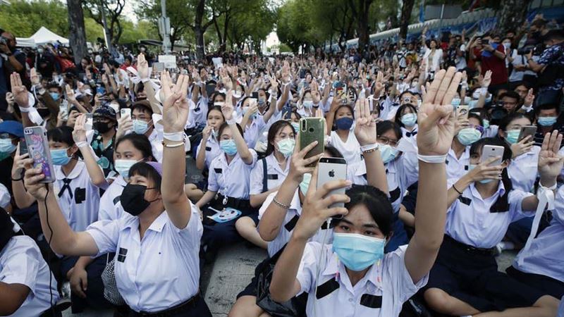 泰國爆超大示威！3萬人擠滿皇宮外