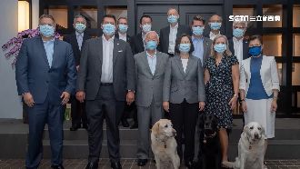 小英、柯拉克合照　網驚見1黑色亮點