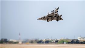 漢光演習　空軍新竹基地幻象戰備轉場國軍漢光34號演習實施，空軍第二聯隊4日執行戰備轉場任務，幻象2000型戰機接獲命令後緊急起飛，前往計畫地點進行戰力保存。（軍聞社提供）中央社記者游凱翔傳真　107年6月4日