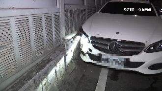 豪車自撞護欄波及騎士　駕駛棄車逃逸