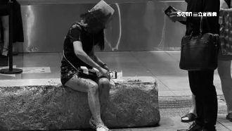 長髮女遭潑不明液體　洗5次頭仍有味