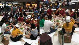 台北車站出現外勞聚集野餐!民眾氣炸了。（圖／翻攝自PTT）