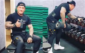 知名健身網紅「館長」陳之漢/中槍後在健身房鍛鍊/啞鈴。臉書