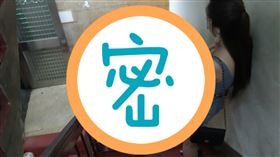 外送哥闖進「艋舺大樓！」這一幕…傻了：我是誰都不知道了。（圖／翻攝自爆廢公社二館）