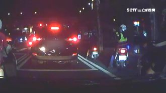 汽車滑進機車停等區　女警秒拍照取締