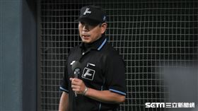 日本職棒重播輔助判決同時，無論是主或客場提出的挑戰，現場大螢幕即馬上進行重播，讓現場觀眾同時觀看重播判決。（資料照／記者王怡翔攝影）