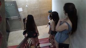 北市外送員拍下鑽石大樓內站滿應召女子的景象。（圖／翻攝《爆廢公社二館》）