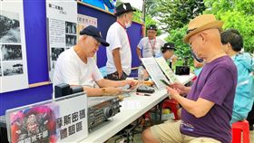 桃園龍岡米干節　民眾樂學摩斯密碼桃園市龍岡米干節18日起在龍岡大操場舉行，幾名曾在情報局工作或擔任過情搜，以及對摩斯密碼有興趣的退休人員，帶來相關設備、器材，由工作人員講解簡單的密碼使用後，教導民眾打出自己的英文名字。中央社記者吳睿騏桃園攝　109年9月20日