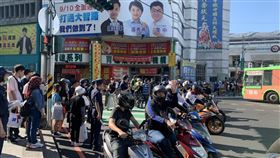 台中大智路設待轉區　近百輛機車族抗議台中市大智路日前通車打通台中火車站前、後站，機車族不滿路口設置機車待轉區，近百輛機車20日集結大智路口，表達恢復免待轉訴求。中央社記者趙麗妍攝　109年9月20日