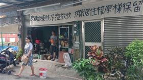 南鐵拒拆遷戶撤同意書　社運人士聲援台南鐵路地下化工程拒拆遷戶之一的北區黃家，2個月緩拆期20日到期，但屋主與鐵道局溝通未達共識，社運人士再度在黃家門前掛上抗議白布條。中央社記者楊思瑞攝　109年9月20日